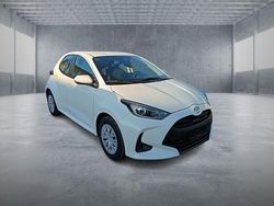 Bianco Nuova 2025 Toyota Yaris Hybrid Active Tre volumi | 20.600 € (Buon prezzo)