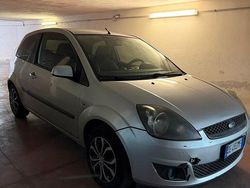 Usata 2007 Ford Fiesta Tre volumi | 900 € (Buon prezzo)