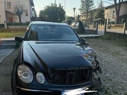 Nero Usata 2004 Mercedes 220 Tre volumi | 2000 €