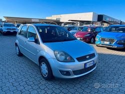 Grigio Usata 2007 Ford Fiesta Ghia Tre volumi | 2700 € (Buon prezzo)