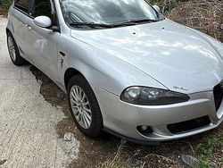 Grigio Usata 2006 Alfa Romeo 147 Due volumi | 2200 € (Buon prezzo)