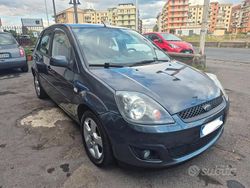 Grigio Usata 2007 Ford Fiesta Titanium Tre volumi | 3200 € (Buon prezzo)