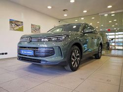 Velvet green metallizzato Nuova 2025 VW Tiguan Edition SUV | 38.500 €