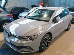 Grigio Usata 2022 VW Golf Life Tre volumi | 18.900 € (Buon prezzo)