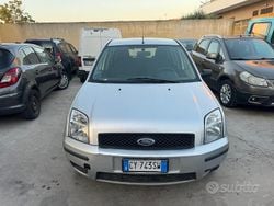 Grigio Usata 2005 Ford Fusion Tre volumi | 2000 € (Buon prezzo)