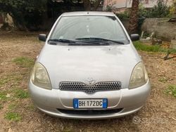 Grigio Usata 2000 Toyota Yaris Sol Tre volumi | 2390 € (Buon prezzo)