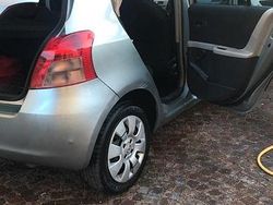 Grigio Usata 2007 Toyota Yaris Tre volumi | 4500 € (Molto cara)