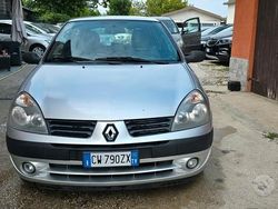Grigio Usata 2005 Renault Clio II Authentique Tre volumi | 1800 € (Buon prezzo)