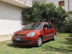 Rosso Usata 2006 Ford Fiesta Due volumi | 2390 € (Molto cara)