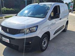 Bianco pastello Usata 2023 Peugeot Partner Premium Monovolume | 16.500 € (Buon prezzo)