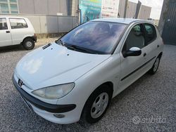 Bianco Usata 2002 Peugeot 206 Tre volumi | 3000 € (Molto cara)