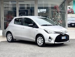 Grigio Usata 2015 Toyota Yaris Hybrid Tre volumi | 9900 € (Buon prezzo)
