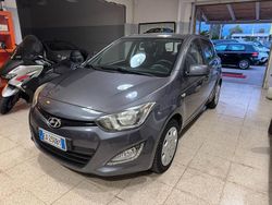 Grigio Usata 2015 Hyundai i20 Comfort Tre volumi | 5800 € (Buon prezzo)