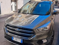 Grigio Usata 2017 Ford Kuga ST-Line SUV | 15.499 € (Cara)