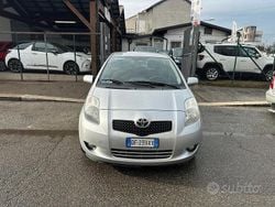 Grigio Usata 2007 Toyota Yaris Tre volumi | 3990 € (Buon prezzo)