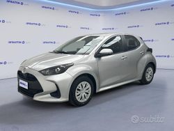 Grigio Usata 2025 Toyota Yaris Hybrid Active Tre volumi | 20.890 € (Buon prezzo)