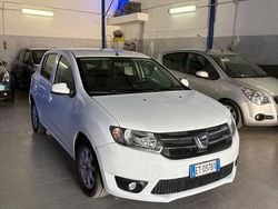 Bianco Usata 2013 Dacia Sandero Tre volumi | 3850 € (Buon prezzo)
