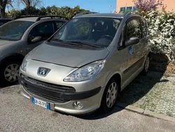 Grigio Usata 2006 Peugeot 1007 Due volumi | 3990 € (Buon prezzo)