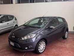 Grigio Usata 2010 Ford Fiesta Titanium Tre volumi | 3200 € (Buon prezzo)