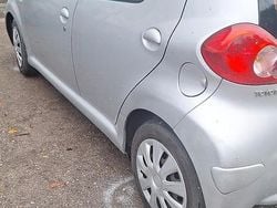 Grigio Usata 2009 Toyota Yaris Tre volumi | 4999 € (Buon prezzo)