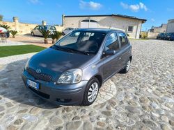 Grigio Usata 2005 Toyota Yaris Tre volumi | 2600 € (Buon prezzo)