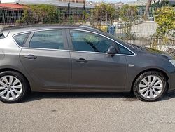 Grigio Usata 2010 Opel Astra Tre volumi | 3500 € (Molto cara)
