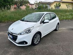 Usata 2017 Peugeot 208 Allure Due volumi | 6800 € (Buon prezzo)