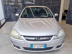 Bianco Usata 2004 Opel Corsa Enjoy Tre volumi | 999 € (Buon prezzo)