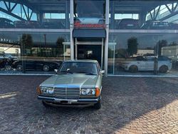 Verde Usata 1982 Mercedes 240 Tre volumi | 16.500 €