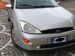 Grigio Usata 2001 Ford Focus Ghia Tre volumi | 1100 € (Buon prezzo)