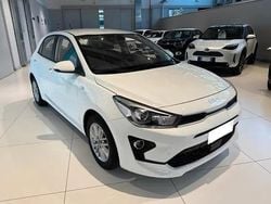 Bianco Usata 2022 Kia Rio Style Tre volumi | 13.449 € (Buon prezzo)