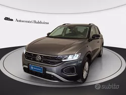 Grigio indyum/tetto nero Usata 2023 VW T-Roc Life SUV | 26.900 € (Buon prezzo)