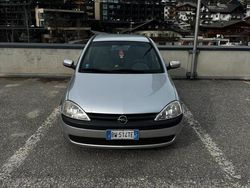 Grigio Usata 2001 Opel Corsa Comfort Tre volumi | 999 € (Buon prezzo)