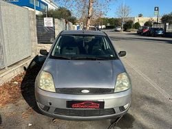 Grigio Usata 2007 Ford Fiesta Ghia Tre volumi | 2500 € (Buon prezzo)