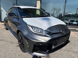 Bianco Nuova 2025 Toyota Yaris Tre volumi | 54.000 € (Buon prezzo)