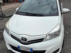 Bianco Usata 2013 Toyota Yaris Due volumi | 4000 € (Cara)