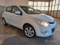 Bianco Usata 2012 Hyundai i20 Edition Tre volumi | 5850 € (Buon prezzo)