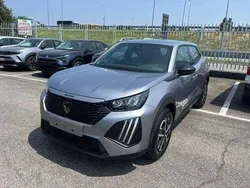 Grigio Nuova 2024 Peugeot 2008 Active SUV | 19.990 € (Buon prezzo)