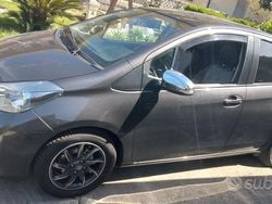 Grigio Usata 2011 Toyota Yaris Lounge Tre volumi | 6999 € (Cara)