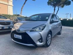 Argento Usata 2017 Toyota Yaris Hybrid Active Tre volumi | 13.300 € (Cara)