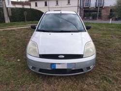 Grigio Usata 2004 Ford Fiesta Ambiente Due volumi | 1100 € (Ottimo prezzo)