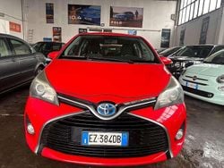 Rosso Usata 2015 Toyota Yaris Hybrid Active Tre volumi | 6950 € (Buon prezzo)