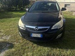Usata 2012 Opel Astra Tre volumi | 3200 € (Buon prezzo)