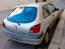 Grigio Usata 2001 Ford Fiesta Zetec Tre volumi | 400 € (Super prezzo)