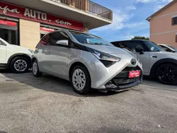 Argento Usata 2020 Toyota Aygo Business Edition Due volumi | 10.190 € (Buon prezzo)