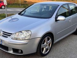 Argento Usata 2004 VW Golf V Comfortline Tre volumi | 1800 € (Buon prezzo)