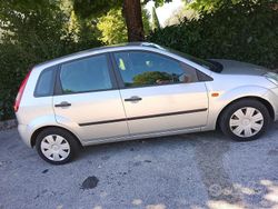 Grigio Usata 2002 Ford Fiesta Zetec Due volumi | 2700 € (Molto cara)