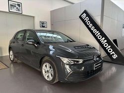 Grigio Usata 2022 VW Golf VIII Life Tre volumi | 16.500 € (Buon prezzo)