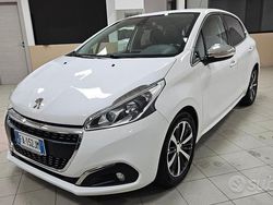 Bianco Usata 2015 Peugeot 208 GT-line Due volumi | 7400 € (Buon prezzo)
