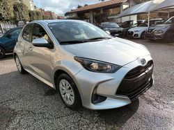 Argento Usata 2025 Toyota Yaris Hybrid Active Tre volumi | 19.870 € (Buon prezzo)